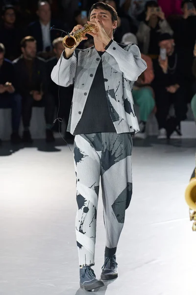 Look 10